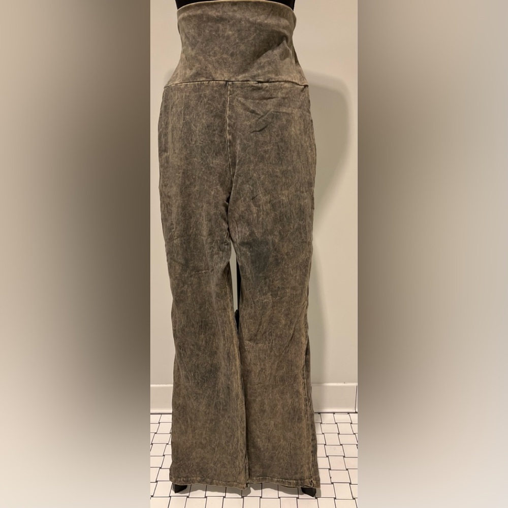 Chatoyant women’s Wide Leg Legging with fold over waist band
Size Large